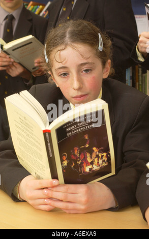 Schülerinnen und Schüler lesen FRANKENSTEIN von Mary Shelley UK Stockfoto