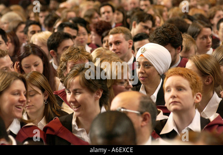 Student-Abschlussfeier in der Aula der Wills Memorial Building der Universität Bristol England UK Stockfoto