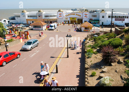 CLACTON STRAND IM SOMMER ZEIGT DIE PIER-EINGANG IM HINTERGRUND Stockfoto