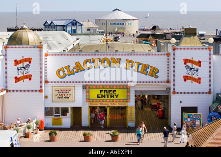 CLACTON PIER EINGANG AM MEER IM SOMMER Stockfoto