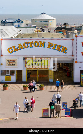 CLACTON PIER EINGANG AM MEER IM SOMMER Stockfoto