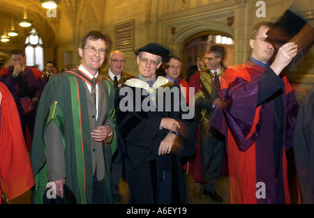 Teilnahme an einem Schüler Grad Zeremonie in der Aula der Wills Memorial Building Bristol University Lehrende Stockfoto