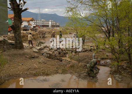 Männer bei der Arbeit in einem neuen Park in Lijiang Yunnan Provinz China Stockfoto