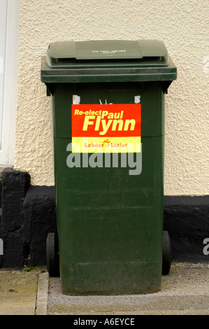 Waliser Arbeit Wahlplakat re lokalen MP Paul Flynn auf einem grünen Wheelie bin vor Haus Newport Gwent South Wales UK wählen Stockfoto