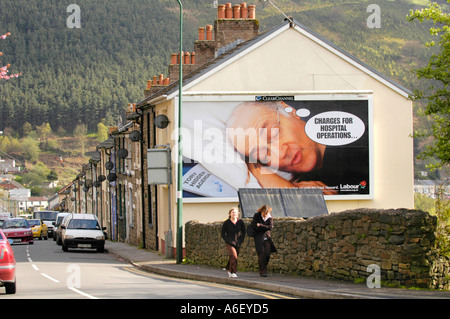 Labour Party Wahlplakat Darstellung konservativen Führer Michael Howard schlafend am Ende des Reihenhaus in UK Stockfoto