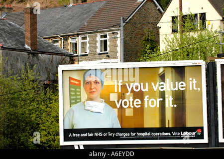 Labour Party Wahlplakat Darstellung Krankenschwester ClearChannel Billboard bauseits in Crumlin oder Gwent South Wales UK Stockfoto