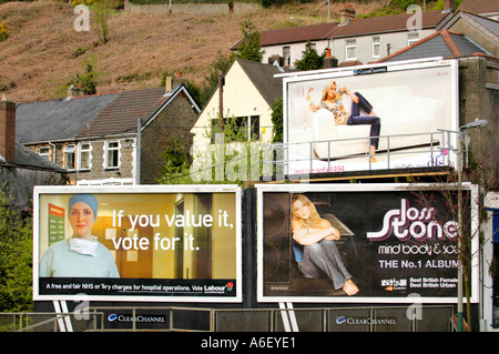 Labour Party Wahlplakat Darstellung Krankenschwester ClearChannel Billboard bauseits in Crumlin oder Gwent South Wales UK Stockfoto