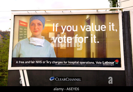 Labour Party Wahlplakat Darstellung Krankenschwester ClearChannel Billboard bauseits in Crumlin oder Gwent South Wales UK Stockfoto