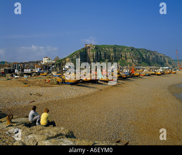 Blick auf Hastings Strand und Osthügel, East Sussex. Stockfoto