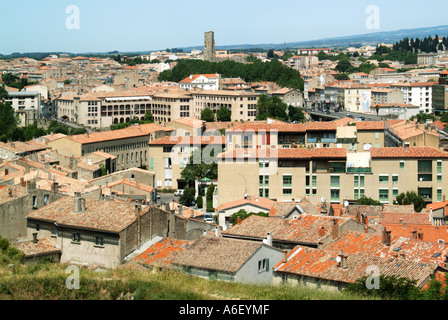 Blick von den Zinnen der mittelalterlichen Festungsstadt Carcassonne auf die Dächer der Unterstadt Stockfoto