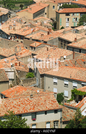 Blick von den Zinnen der mittelalterlichen Festungsstadt Carcassonne auf die Dächer der Unterstadt Stockfoto