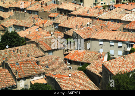 Blick von den Zinnen der mittelalterlichen Festungsstadt Carcassonne auf die Dächer der Unterstadt Stockfoto