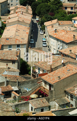 Blick von den Zinnen der mittelalterlichen Festungsstadt Carcassonne auf die Dächer der Unterstadt Stockfoto