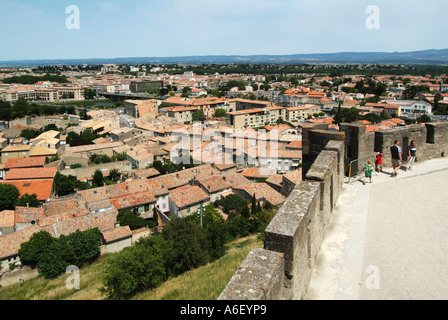 Blick von den Zinnen der mittelalterlichen Festungsstadt Carcassonne auf die Dächer der Unterstadt Stockfoto