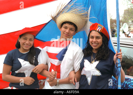 Interpreten Alter 17 mit Puerto-Ricanischen Flagge am Cinco De Mayo. St Paul Minnesota USA Stockfoto
