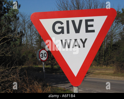 Nachgeben Warnzeichen und 30 MPH Straße unterzeichnen England Großbritannien Stockfoto