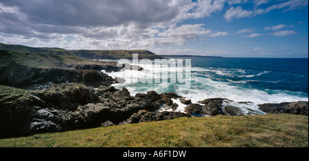 BLICK NACH WESTEN VON MELVICH BAY PORTSKERRA IN RICHTUNG STRATHY POINT NORDKÜSTE VON SCHOTTLAND, VEREINIGTES KÖNIGREICH Stockfoto