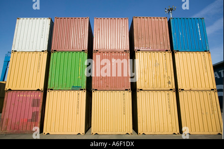 CONTAINER AUF DOCKS IN EUROPA SÜDEUROPA Stockfoto