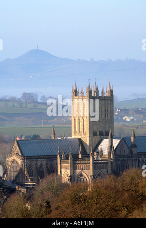 Wells Cathedral mit Glastonbury Tor in der Ferne. Frühling. Somerset. England. VEREINIGTES KÖNIGREICH. Stockfoto