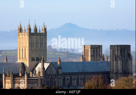 Wells Cathedral mit Glastonbury Tor in der Ferne Somerset England Stockfoto