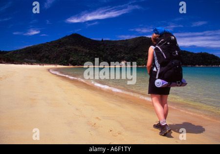 Wanderer in Onetahuti Bay auf der Südinsel Neuseelands Abel Tasman Coast Track Abel Tasman National Park Stockfoto