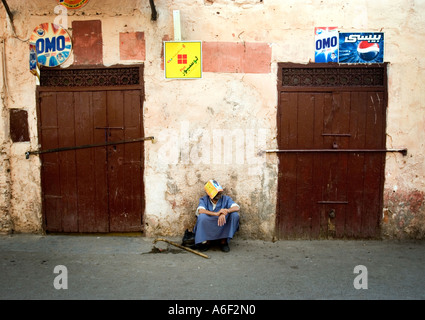 Ein Alter Mann nimmt sich eine Auszeit in Marrakesch, Marokko Stockfoto