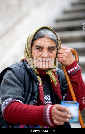 Alte Frau Betteln auf der spanischen Treppe in Rom. Stockfoto