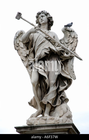 Stone Angel auf der Brücke außerhalb des Castel St. Angelo in Rom Stockfoto