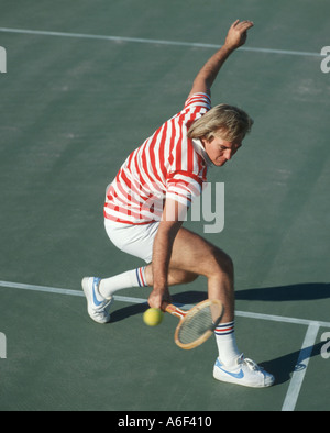 junger sportlicher Mann Tennis spielen Stockfoto