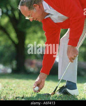 reifer Mann Golf spielen Stockfoto