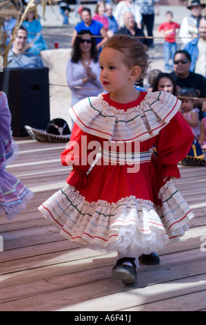 Junge spanische New Mexicos Volkstänzer in El Rancho de Las Golondrina, New Mexico Stockfoto