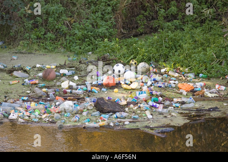 Müll auf Biegung Flusses aufbauen Stockfoto
