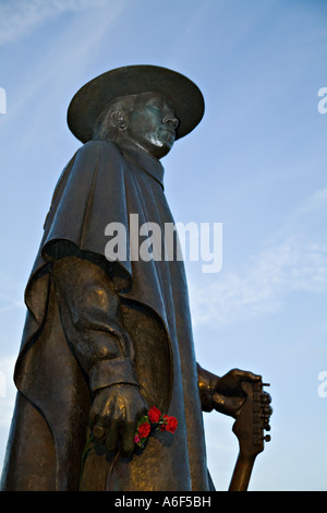 TEXAS Austin rote Blumen in der Hand von Stevie Ray Vaughan Memorial Statue entlang Town Lake Stockfoto