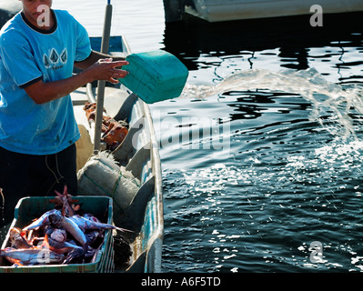 Fischerboot Rettung. Kein Model-Release nicht erforderlich als Gesicht wurde beschnitten und Mann wird nicht erkannt Stockfoto