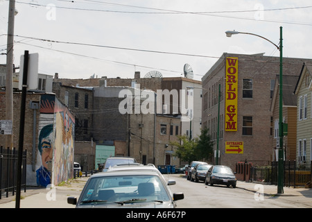 ILLINOIS-Chicago-Wandbild auf der World Gym Zeichen Pilsen Nachbarschaft in der Nähe von Südseite Autos darauf aufbauend parken entlang der Straße Stockfoto