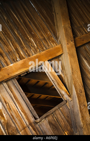 ILLINOIS Mundelein Holz Framing und Partitionen in der alten Scheune Bauernhof abgewinkelten hölzernen Stütze Stockfoto