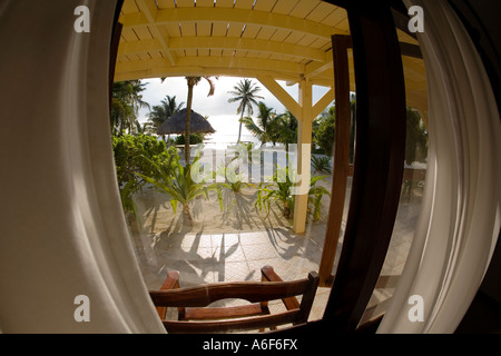 BELIZE Ambergris Caye Blick auf Dock und Karibik vom Hotelfenster Zimmer im El Pescador Resort am frühen Morgen Palmen sand Stockfoto