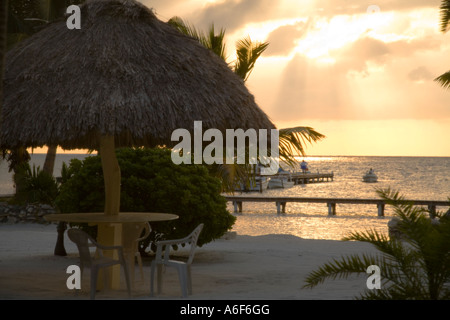 BELIZE Ambergris Caye Blick auf Dock und Karibik vom Hotelfenster Zimmer im El Pescador Resort am frühen Morgen Stühle am Tisch Stockfoto