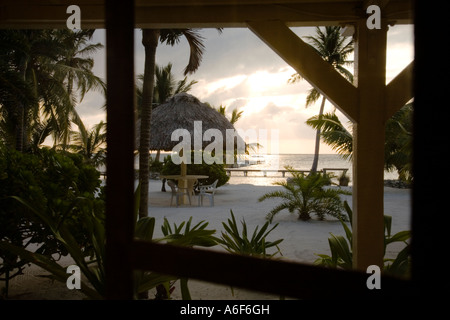 BELIZE Ambergris Caye Blick auf Dock und Karibik vom Hotelfenster Zimmer im El Pescador Resort am frühen Morgen Stockfoto