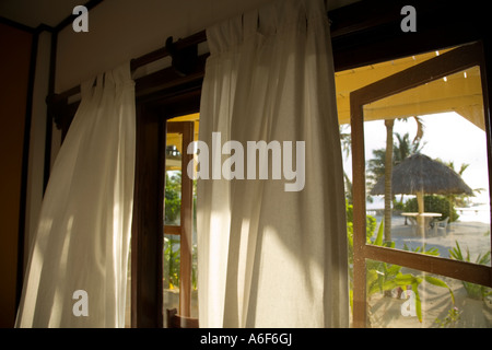 BELIZE Ambergris Caye Blick auf Dock und Karibik vom Hotelfenster Zimmer im El Pescador Resort am frühen Morgen Bildschirme unter windows Stockfoto