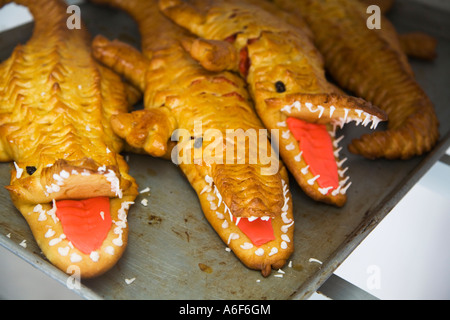 BELIZE Ambergris Caye Bäckerei Einträge für Verkauf Brote geformt wie Krokodile, rosa und weißen Zuckerguss für Zähne Stockfoto