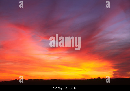 Dramatischen roten Himmel bei Sonnenuntergang in der Nähe von Tiverton und Bickleigh Mitte Devon England UK Stockfoto