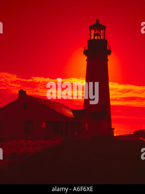 Sonnenuntergang Silhouetten den Leuchtturm am Yaquinna Head in der Nähe von Newport an der Küste von Oregon Stockfoto