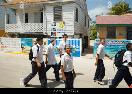 BELIZE San Pedro auf Ambergris Caye Gruppe von Belize jungen Schulkindern in Uniformen nach Hause zum Mittagessen Stockfoto