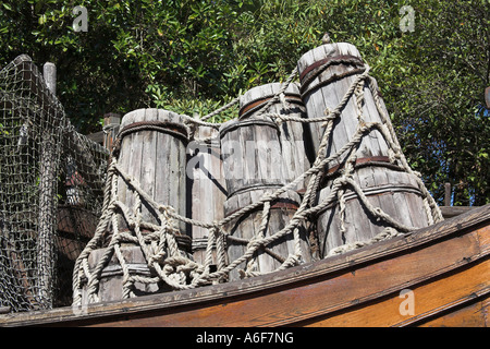 Fässer auf Viking Schiff im norwegischen Teil des World Showcase, EPCOT Center, Disney World, Orlando, Florida, USA Stockfoto