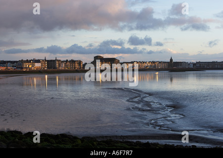 Morecambe Bucht mit Wattenmeer und Gebäude mit Licht spiegelt sich in der Mündung Stockfoto