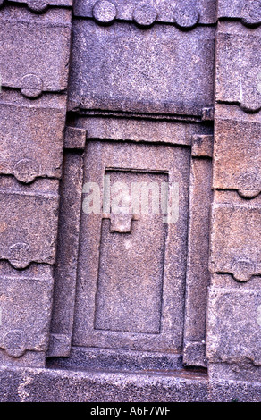 Detail der höchsten stehende Stele Darstellung eine geschnitzte Tür in Axum, Tigray, Äthiopien Stockfoto