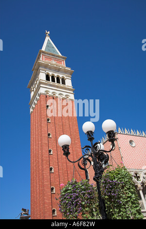 Campanile in italienischen Sektion der World Showcase, EPCOT Center, Disney World, Orlando, Florida, USA Stockfoto