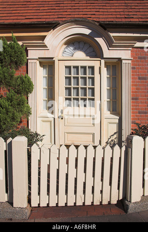 Tor und Tür des Hauses, englische Sektion der World Showcase, EPCOT Center, Disney World, Orlando, Florida, USA Stockfoto