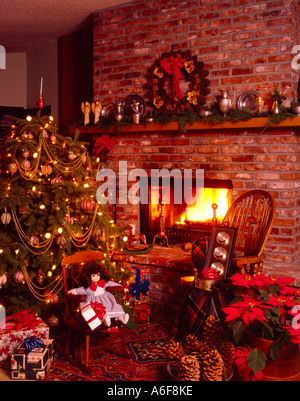 Fröhliche Weihnachten-Kamin-Szene mit geschmückten Baum und festlichen Umgebung Stockfoto